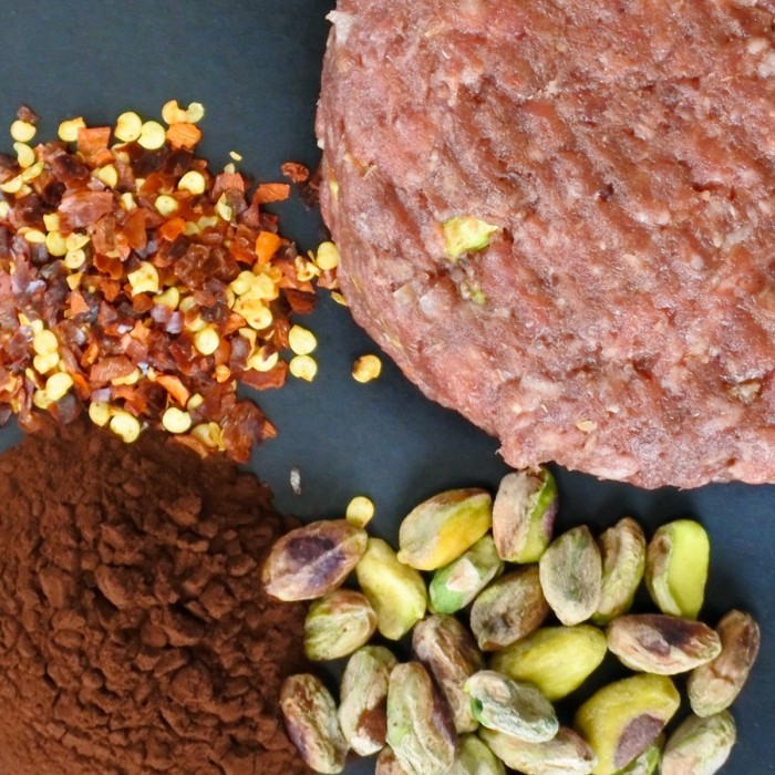 Black Angus burger - pistache/cacao/chili