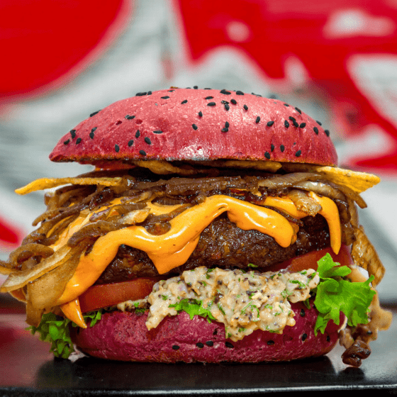 Cheddar Jalapeño Burger met baconmayo & gekarameliseerde ui
