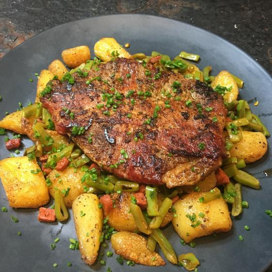 Houthakkerssteak met snijbonen, aardappel en chorizo 