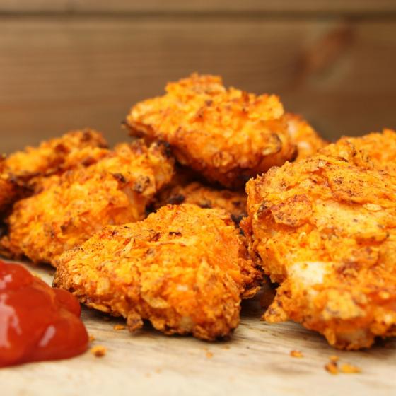 Homemade kipnuggets in Dorito jasje van de BBQ