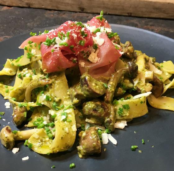 Tagliatelle met pesto, bospaddenstoelen en parmaham