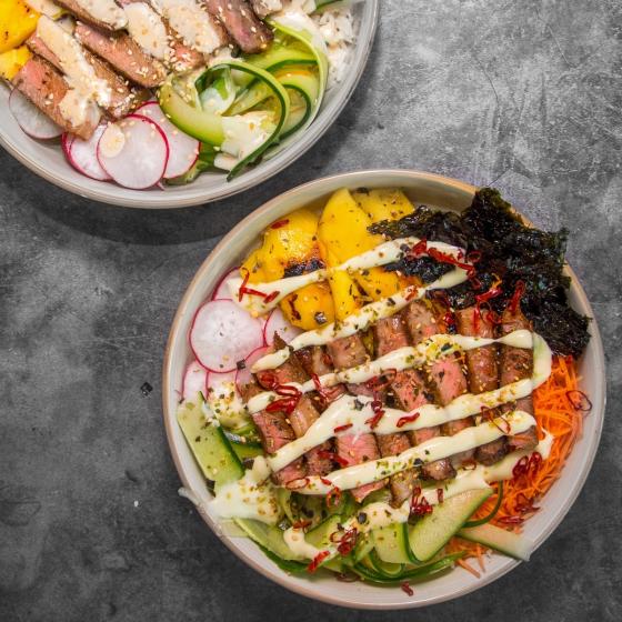 Kleurrijke poké bowl met bavette