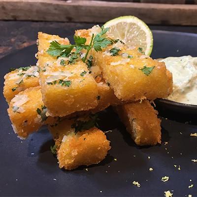 Krokante polentafriet met truffelmayonaise