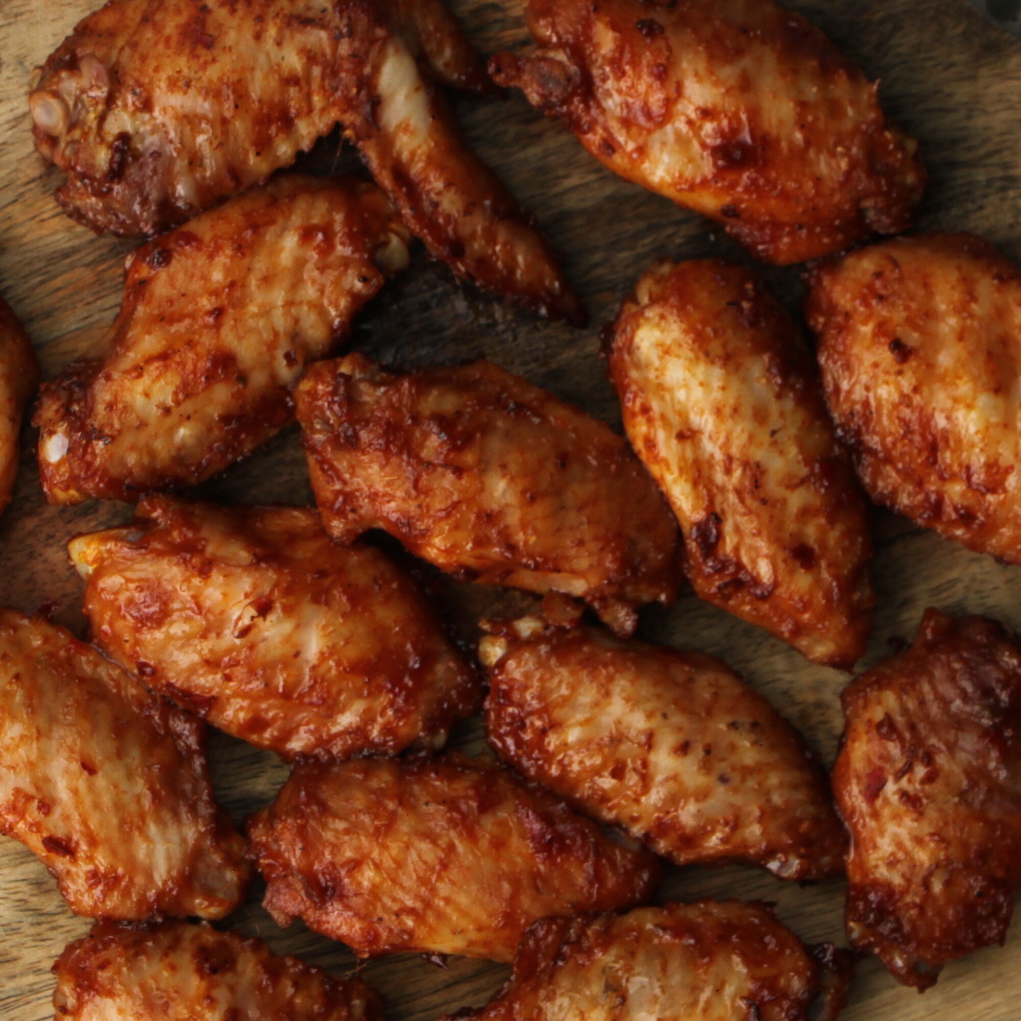 Sticky chicken wings van de BBQ